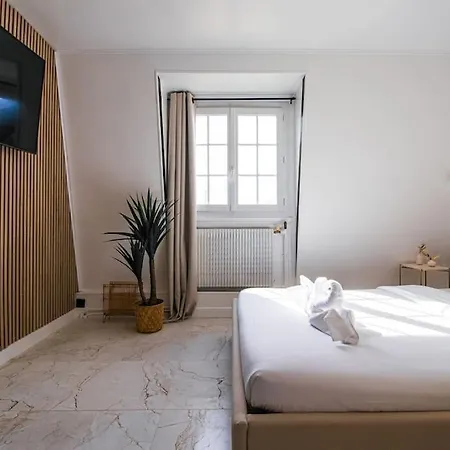 Apartment Typical Parisian In Le Marais