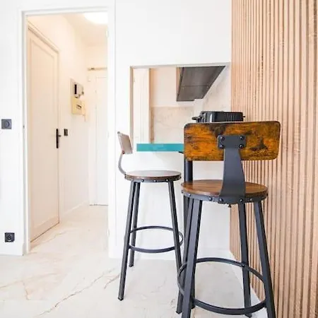 Apartament Typical Parisian In Le Marais *