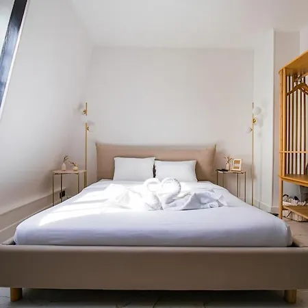 Typical Parisian In Le Marais Paryż